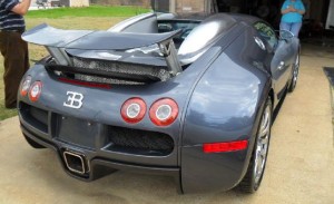 Traseira do Bugatti Veyron que caiu no lago